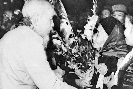 “Mẹ đã có ngàn đứa con, Mẹ đã có cả nước non”…