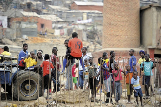 Thách thức trong cuộc chiến chống tham nhũng tại Angola