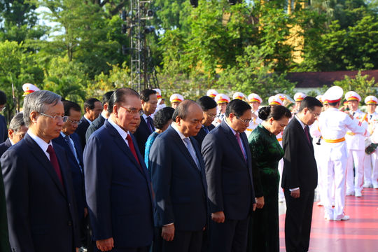 Lãnh đạo Đảng, Nhà nước tưởng niệm Chủ tịch Hồ Chí Minh và các Anh hùng liệt sĩ