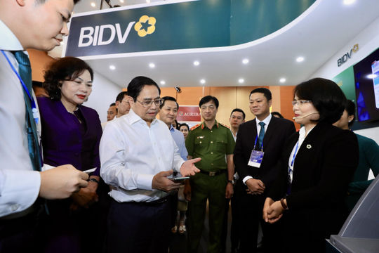 BIDV trình diễn giao dịch bằng căn cước công dân chip tại “Ngày chuyển đổi số” BIDV trình diễn giao dịch bằng căn cước công dân chip tại “Ngày chuyển đổi số”