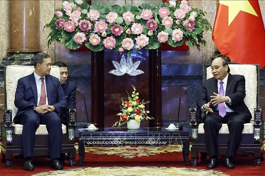 Chủ tịch nước Nguyễn Xuân Phúc tiếp Phó Tổng tư lệnh kiêm Tư lệnh Lục quân Quân đội Hoàng gia Campuchia