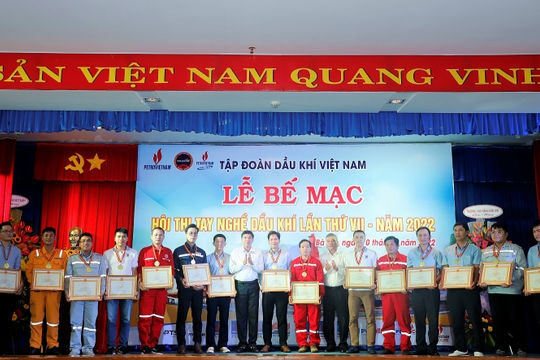 Tôn vinh những người lao động giỏi ngành Dầu khí Tôn vinh những người lao động giỏi ngành Dầu khí