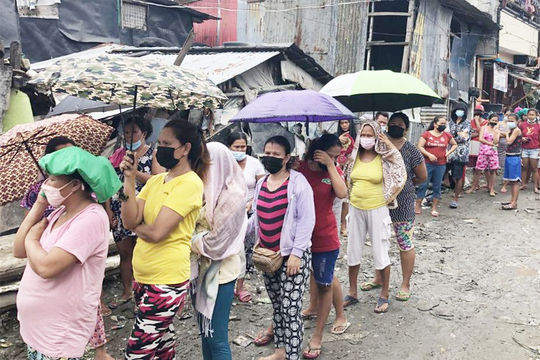 Covid-19 kéo lùi cuộc chiến chống nghèo khổ ở châu Á