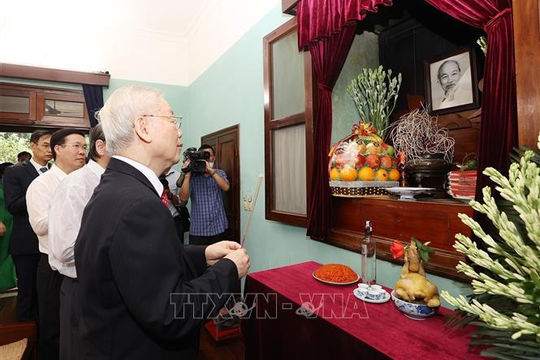Tổng Bí thư Nguyễn Phú Trọng dâng hương tưởng nhớ Chủ tịch Hồ Chí Minh