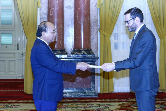 Chủ tịch nước Nguyễn Xuân Phúc tiếp các Đại sứ đến trình Quốc thư