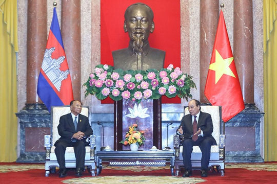 Chủ tịch nước Nguyễn Xuân Phúc tiếp Chủ tịch Quốc hội Campuchia Samdech Heng Samrin