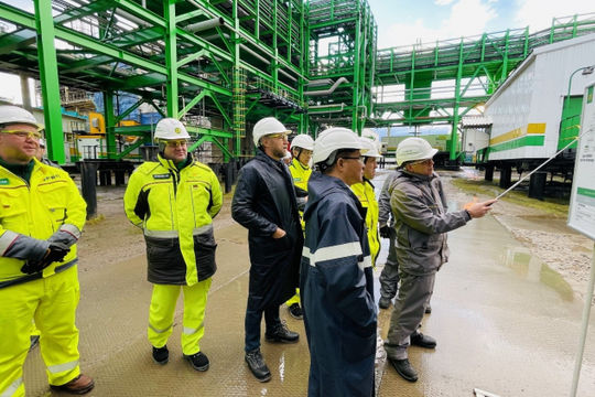 Lãnh đạo Petrovietnam làm việc tại cơ sở khai thác 04 lô dầu khí thuộc Liên doanh Rusvietpetro (Nga)