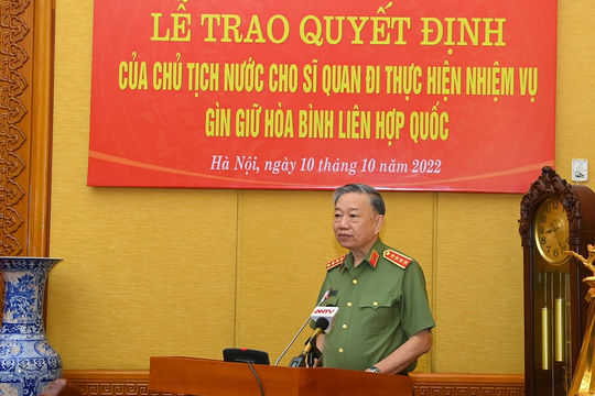 Trao Quyết định của Chủ tịch nước cho 03 sĩ quan đi thực hiện nhiệm vụ gìn giữ hòa bình Liên Hợp Quốc