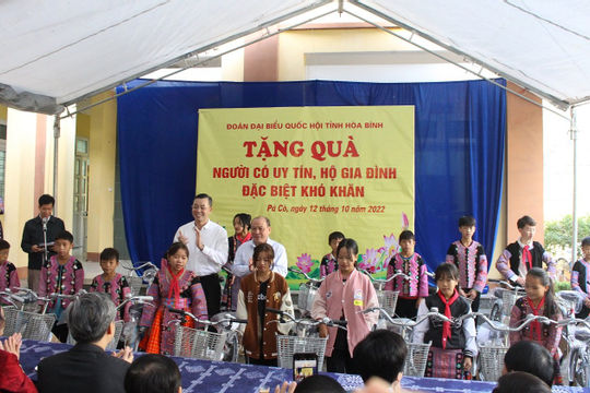 Phó Tổng Kiểm toán nhà nước phụ trách Ngô Văn Tuấn tiếp xúc cử tri huyện Mai Châu, tỉnh Hòa Bình