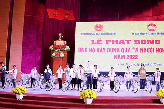 Phó Tổng Kiểm toán nhà nước phụ trách Ngô Văn Tuấn trao quà cho học sinh giỏi có hoàn cảnh khó khăn tại tỉnh Hòa Bình