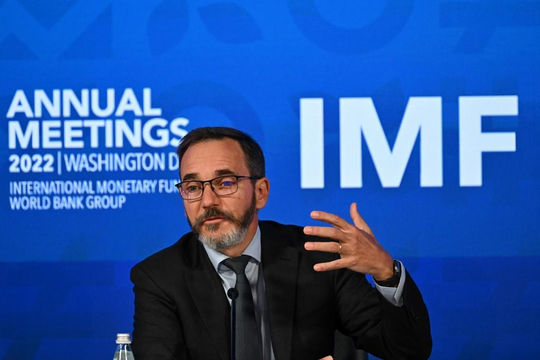 Dự báo kinh tế của IMF "đè nặng" lên thị trường chứng khoán thế giới