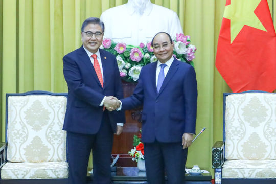 Chủ tịch nước Nguyễn Xuân Phúc tiếp Bộ trưởng Ngoại giao Hàn Quốc