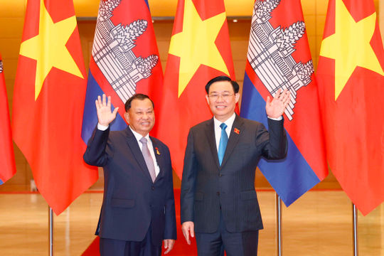 Chủ tịch Quốc hội Vương Đình Huệ đón, hội đàm với Chủ tịch Thượng viện Campuchia