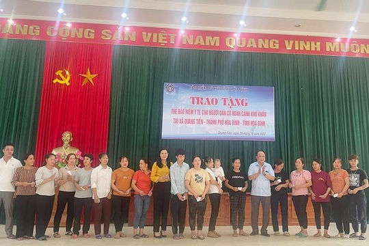 Hòa Bình trao tặng thẻ Bảo hiểm Y tế cho người có hoàn cảnh khó khăn