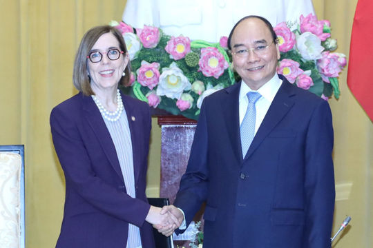 Chủ tịch nước Nguyễn Xuân Phúc tiếp Thống đốc Bang Oregon (Hoa Kỳ) 