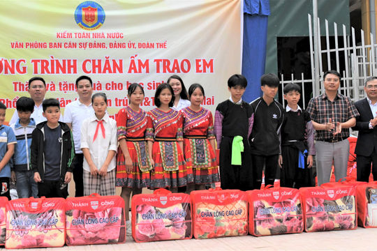 Chương trình “Chăn ấm trao em” đến Trường Tân Mai, Hòa Bình