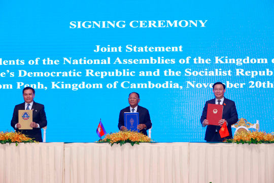 Ký Tuyên bố chung thiết lập cơ chế hội nghị cấp cao Quốc hội ba nước Campuchia, Lào, Việt Nam
