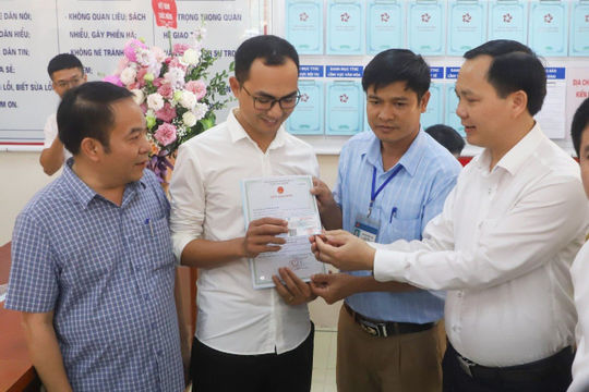 Trẻ em đầu tiên được cấp giấy khai sinh, thẻ bảo hiểm y tế đồng thời với đăng ký thường trú thông qua Dịch vụ công liên thông