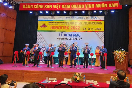 Dệt may là ngành công nghiệp quan trọng của Việt Nam Dệt may là ngành công nghiệp quan trọng của Việt Nam