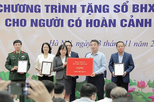 Trao tặng sổ bảo hiểm xã hội, thẻ bảo hiểm y tế: Trao nhân ái, lan tỏa yêu thương