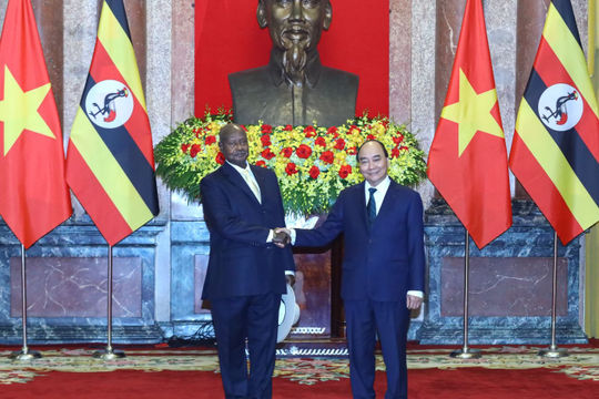 Chủ tịch nước Nguyễn Xuân Phúc chủ trì Lễ đón Tổng thống Uganda thăm chính thức Việt Nam