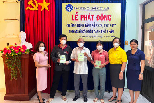 Bình Định: Tặng sổ Bảo hiểm xã hội, thẻ Bảo hiểm y tế cho người có hoàn cảnh khó khăn