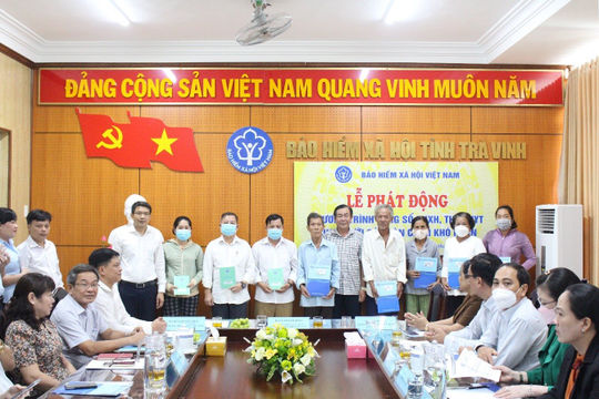 Đã huy động trên 45,5 tỷ đồng trao tặng sổ bảo hiểm xã hội, thẻ bảo hiểm y tế cho người có hoàn cảnh khó khăn