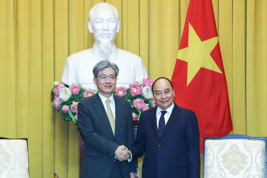 Chủ tịch nước Nguyễn Xuân Phúc tiếp Bộ trưởng Bộ Quản lý Toà án Quốc gia, Toàn án Tối cao Hàn Quốc 