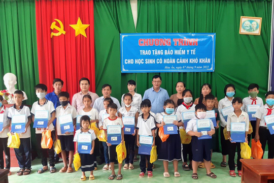 Trà Vinh: Huy động 930 triệu đồng tặng sổ bảo hiểm xã hội, thẻ bảo hiểm y tế cho người có hoàn cảnh khó khăn