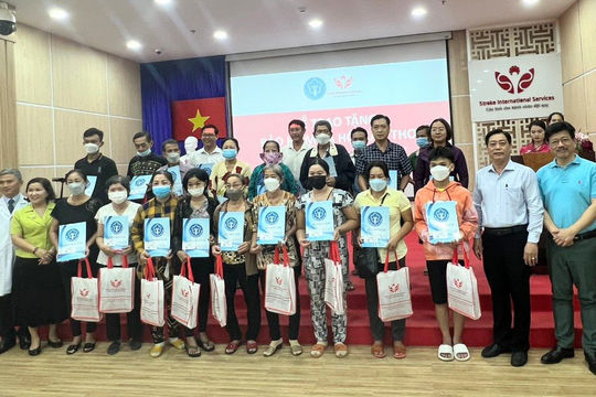 Cần Thơ: Nhiều tổ chức doanh nghiệp chung tay tặng sổ bảo hiểm xã hội, thẻ bảo hiểm y tế cho người khó khăn