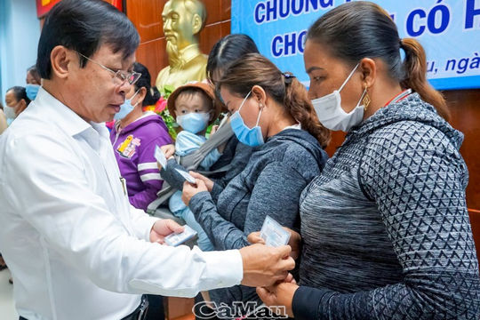 Cà Mau: Chung tay tặng thẻ bảo hiểm y tế cho người có hoàn cảnh khó khăn Cà Mau: Chung tay tặng thẻ bảo hiểm y tế cho người có hoàn cảnh khó khăn