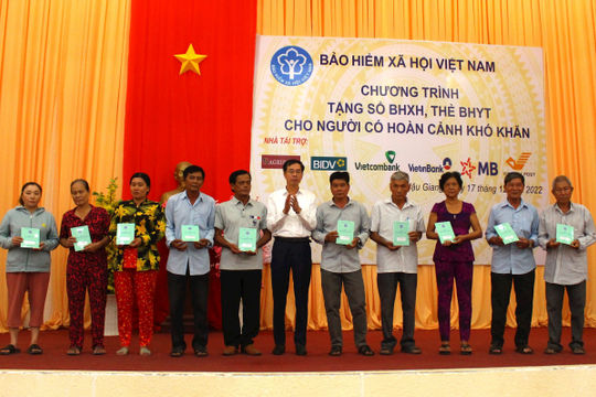 Chương trình tặng sổ bảo hiểm xã hội, thẻ bảo hiểm y tế đến với người dân Hậu Giang