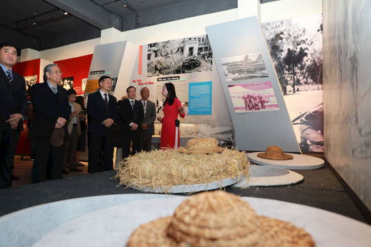 Trưng bày chuyên đề “Máu và Hoa - Hà Nội 12 ngày đêm”