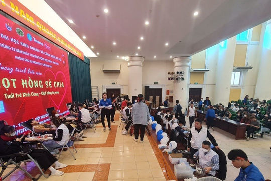 Trao “Giọt hồng hy vọng” - sinh viên HUBT nêu cao trách nhiệm, sẻ chia với cộng đồng