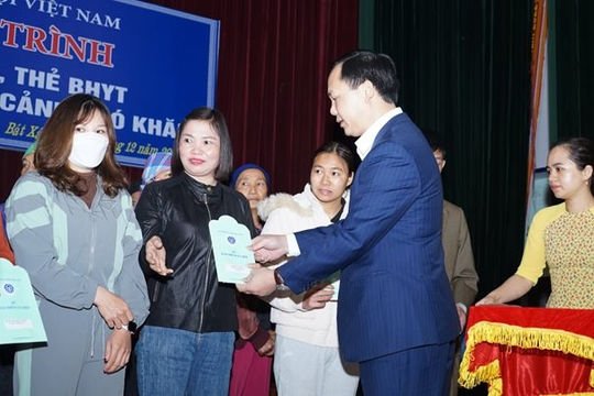 Lào Cai tiếp tục lan tỏa Chương trình tặng sổ bảo hiểm xã hội, thẻ bảo hiểm y tế cho người dân có hoàn cảnh khó khăn