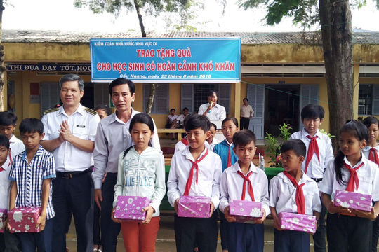 Thông qua công tác thiện nguyện để nắm bắt, giáo dục tư tưởng kiểm toán viên