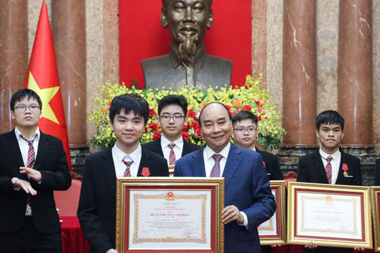 Chủ tịch nước gặp mặt học sinh đoạt giải Kỳ thi Olympic và Khoa học kỹ thuật quốc tế 2022