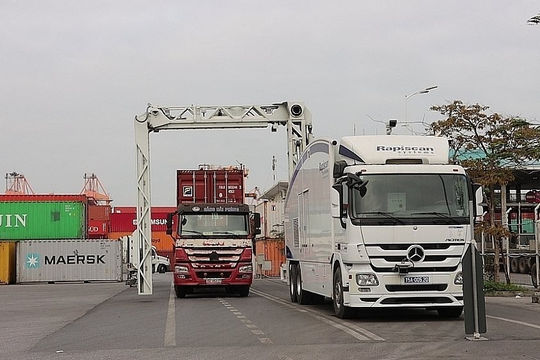 Thời gian hàng hóa vào và ra khỏi cảng giảm gần 7 giờ 

