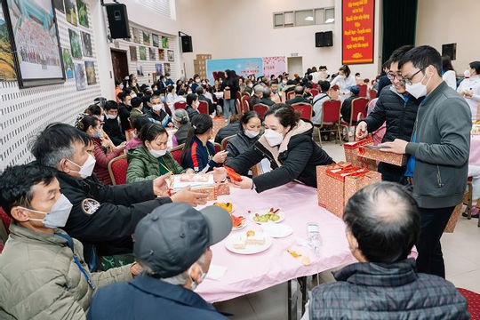 Vụ Tổng hợp (Kiểm toán nhà nước) trao quà thiện nguyện tại Viện Huyết học - Truyền máu Trung ương