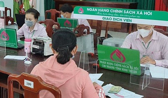 100% người nghèo đủ điều kiện đều được tiếp cận dịch vụ tài chính của Ngân hàng Chính sách xã hội 100% người nghèo đủ điều kiện đều được tiếp cận dịch vụ tài chính của Ngân hàng Chính sách xã hội
