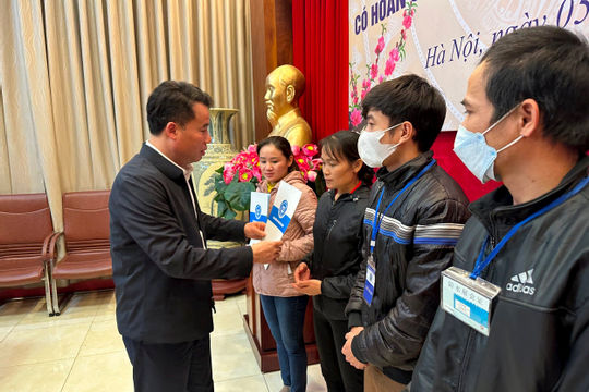 Mang Tết ấm đến với bệnh nhân bảo hiểm y tế có hoàn cảnh khó khăn