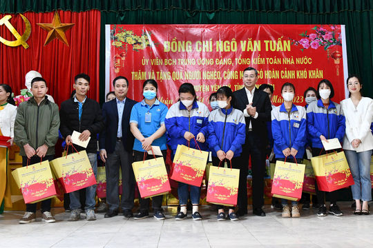 Tổng Kiểm toán nhà nước thăm, tặng quà gia đình chính sách, hộ nghèo, công nhân lao động tại Hưng Yên