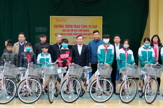 Văn phòng Ban cán sự đảng, Đảng ủy, Đoàn thể (Kiểm toán nhà nước) trao tặng xe đạp cho các em học sinh nghèo hiếu học tại Nam Định