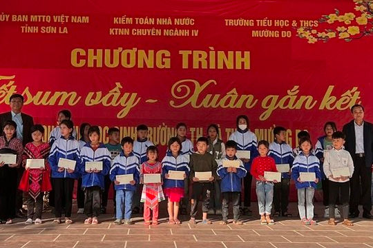 Kiểm toán nhà nước chuyên ngành IV trao quà thiện nguyện tại tỉnh Sơn La Kiểm toán nhà nước chuyên ngành IV trao quà thiện nguyện tại tỉnh Sơn La