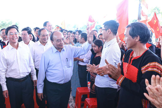 Chủ tịch nước thăm, tặng quà người có hoàn cảnh khó khăn tại Đắk Lắk