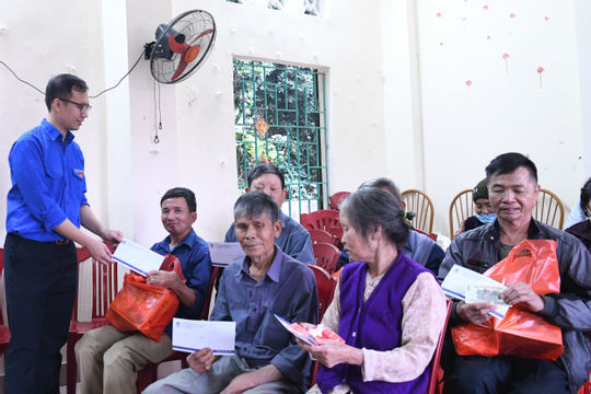 “Bánh chưng xanh” đến với người bệnh phong và trẻ em tự kỷ, khuyết tật “Bánh chưng xanh” đến với người bệnh phong và trẻ em tự kỷ, khuyết tật