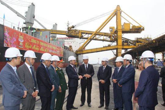 Tiêu thụ 41.000 tấn than đầu tiên trong năm mới Quý Mão Tiêu thụ 41.000 tấn than đầu tiên trong năm mới Quý Mão