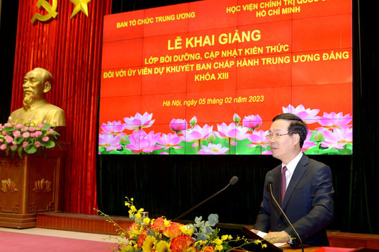 Xây dựng đội ngũ cán bộ, nhất là cán bộ cấp chiến lược là nhiệm vụ quan trọng hàng đầu