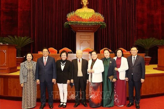 Bộ Chính trị gặp mặt các đồng chí nguyên lãnh đạo cấp cao của Đảng và Nhà nước