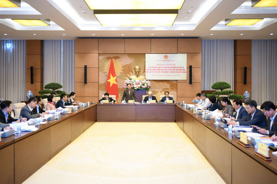 Làm rõ trách nhiệm, kiến nghị các giải pháp để huy động, quản lý và sử dụng hiệu quả các nguồn lực phòng, chống dịch bệnh